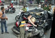 Container vượt đèn đỏ đâm nát đuôi xế hộp