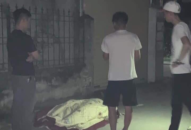 Tử vong do ma tuý, thi thể người đàn ông bị đưa lên xe bò kéo ra ngoài ngõ