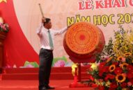 Chủ tịch UBND thành phố Nguyễn Văn Tùng dự, đánh trống khai giảng tại Trường THPT Chuyên Trần Phú