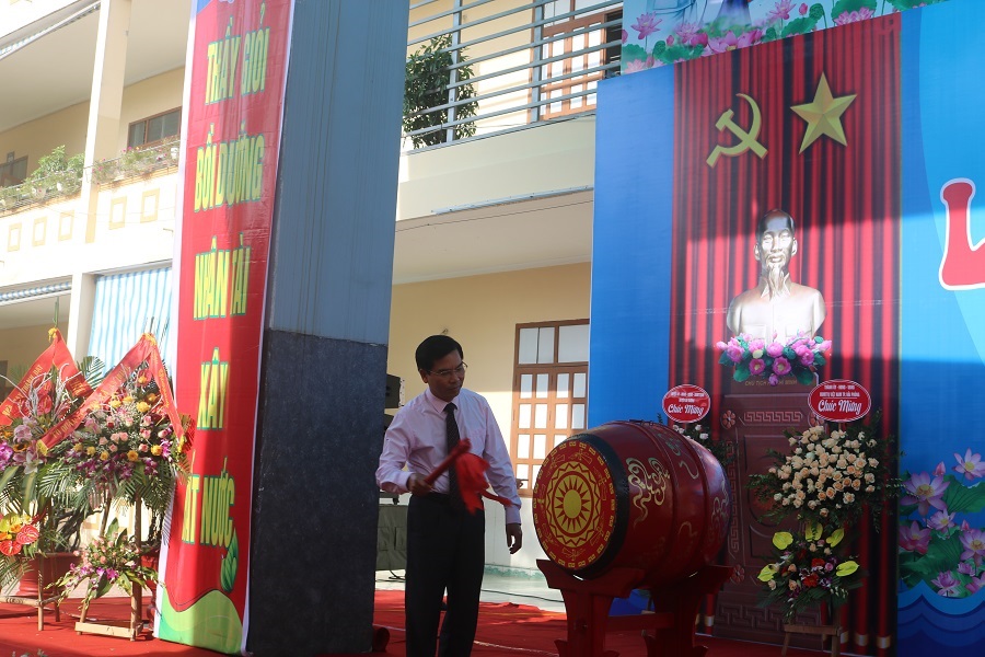 Đồng chí Cao Xuân Liên- Trưởng ban Dân vận Thành ủy- Chủ tịch Ủy ban MTTQ Việt Nam TP đánh trống khai giảng năm học mới 