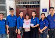 THANH NIÊN HẢI PHÒNG – NHỮNG HÀNH ĐỘNG ĐẸP: Trao học bổng tặng ba học sinh khó khăn