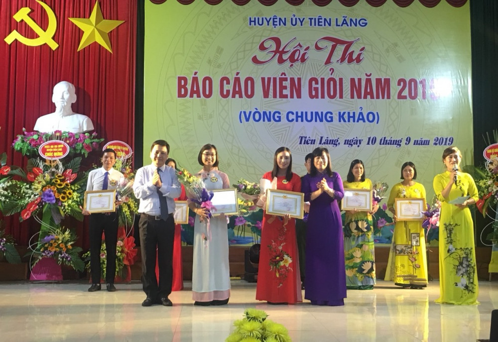 Lãnh đạo Ban Tuyên giáo Thành ủy và lãnh đạo Huyện ủy Tiên Lãng trao giải cho các thí sinh đoạt giải xuất sắc, giải nhất hội thi