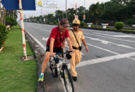 Tuyên truyền người đi xe đạp chấp hành quy định về trật tự an toàn giao thông