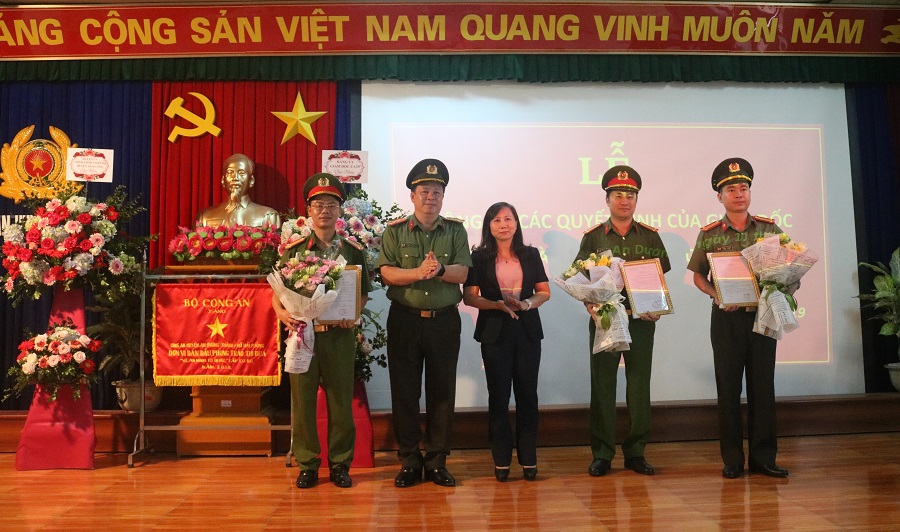 Lãnh đạo CATP, Huyện An Dương trao quyết định bổ nhiệm lại 3 lãnh đạo CAH An Dương 