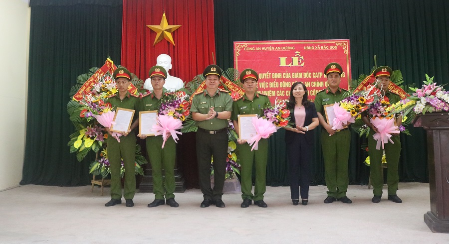 - Lãnh đạo CATP, Huyện An Dương trao quyết định điều động các đồng chí về công tác tại CAX Bắc Sơn 