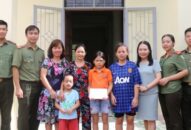 Chi đoàn Phòng PA03-PA07 (CATP): Trao quà cho học sinh có hoàn cảnh khó khăn