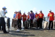 Lãnh đạo Bộ TN-MT dọn vệ sinh ‘chống rác thải nhựa’ dọc bờ biển Đồ Sơn