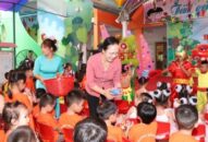 Phó Bí thư thường trực Thành ủy Nguyễn Thị Nghĩa chung vui Tết trung thu tại Trường mầm non Thành Tô