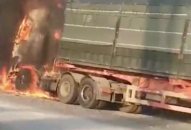Va chạm mạnh, xe container và xe máy bốc cháy ngùn ngụt