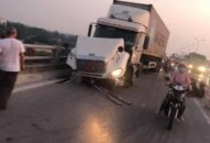 Hà Nội: Container tông nhiều người đi xe máy trên cầu Thanh Trì