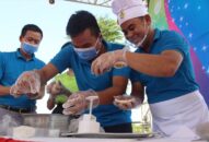 Công nhân nô nức thi làm bánh trung thu tặng trẻ em có hoàn cảnh khó khăn