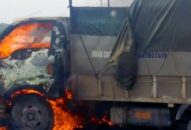 Xe tải bất ngờ bốc cháy khi đang chạy giữa cầu, tài xế thoát chết