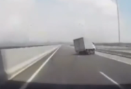 [Video] Xe tải lật nghiêng vì nổ lốp khi đang chạy trên đường cao tốc