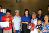 Đoàn thanh niên phường Bàng La (Đồ Sơn): Tặng quà gia đình có hoàn cảnh khó khăn