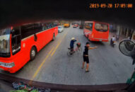 ‘Thả tim’ cho hành động đẹp của tài xế container xuống xe dắt bà cụ qua đường