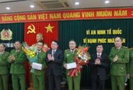 Hoa chiến công dâng Người