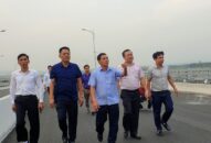 Chủ tịch UBND thành phố Nguyễn Văn Tùng kiểm tra công tác thi công hoàn thiện cầu Hoàng Văn Thụ để chuẩn bị khánh thành