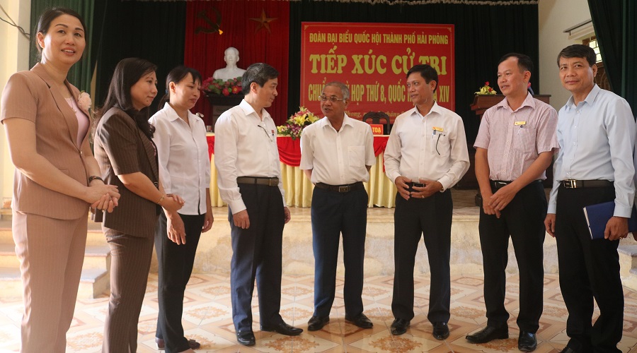 Đồng chí Bùi Thanh Tùng- Phó Trưởng Đoàn ĐBQH trao đổi với cử tri xã Hồng Phong (An Dương) 