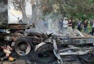 2 xe container đấu đầu nhau, tài xế chết cháy trong cabin