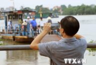 [Photo] Người dân lưu luyến trước ngày phà Bính dừng hoạt động