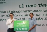 Vietcombank trao tặng gói an sinh xã hội