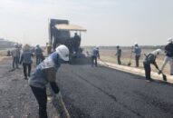 Rải mẻ bê tông trộn nhựa phế liệu đầu tiên tại khu CN DEEP C II