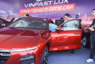 Khách hàng sốt ruột chờ lái thử xe VinFast Lux theo bài test chuẩn quốc tế