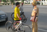 Người đi xe đạp vi phạm giao thông trên đường Lê Hồng Phong: Nguy hiểm rập rình