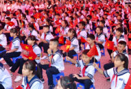 Đồng chí Võ Văn Thưởng chung vui ngày khai giảng với học sinh Hải Phòng