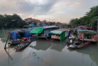 Xóm chài nghèo giữa lòng thành phố