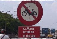Thực hiện quy định cấm xe máy và xe gắn máy qua cầu vượt nội thành: Người dân vi phạm do chưa cập nhật quy định mới