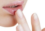 Dưỡng môi khô đơn giản tại nhà