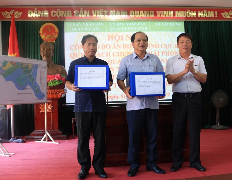 Chủ tịch UBND các quận Đồ Sơn và Dương Kinh nhận hồ sơ điều chỉnh quy hoạch theo Quyết định 1114/QĐ-TTg của Thủ tướng Chính phủ