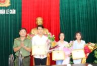 Tặng giấy khen 3 sinh viên trường Đại học Y dược Hải Phòng không tham của rơi