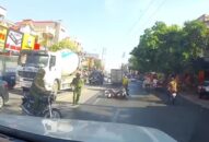 Thanh niên không đội mũ bảo hiểm, còn tông xe máy vào công an hòng bỏ chạy