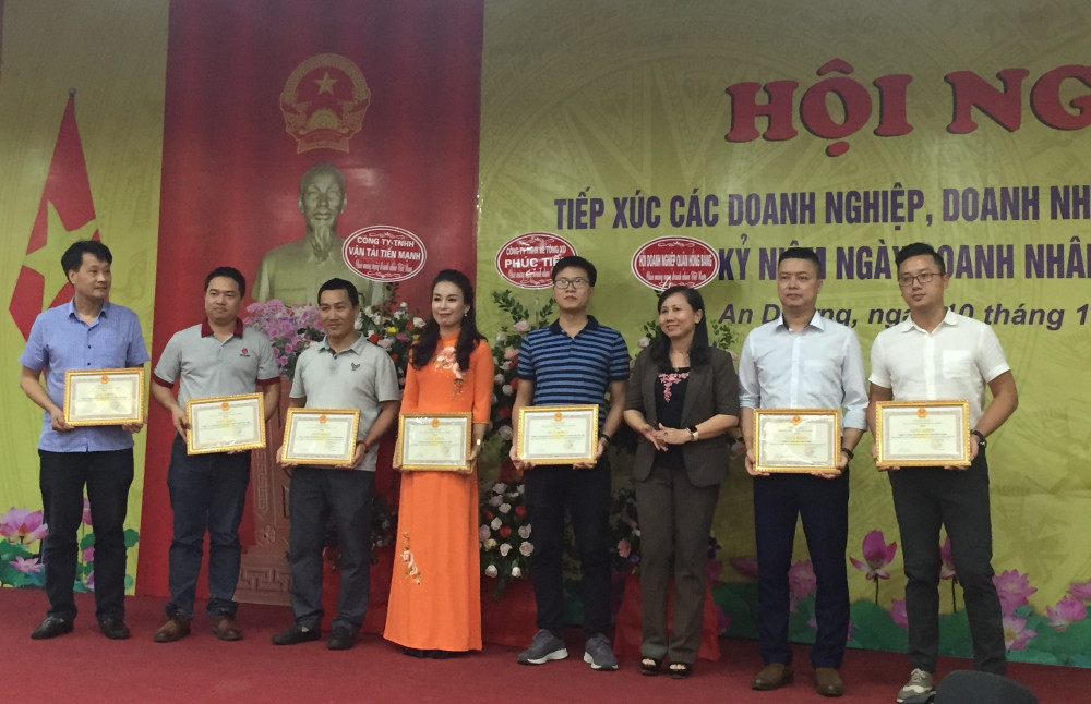 Lãnh đạo huyện An Dương trao thưởng tặng các doanh nghiệp, doanh nhân 