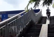 Chạy xe trên cầu vượt cho người đi bộ: Bức xúc ý thức tham gia giao thông