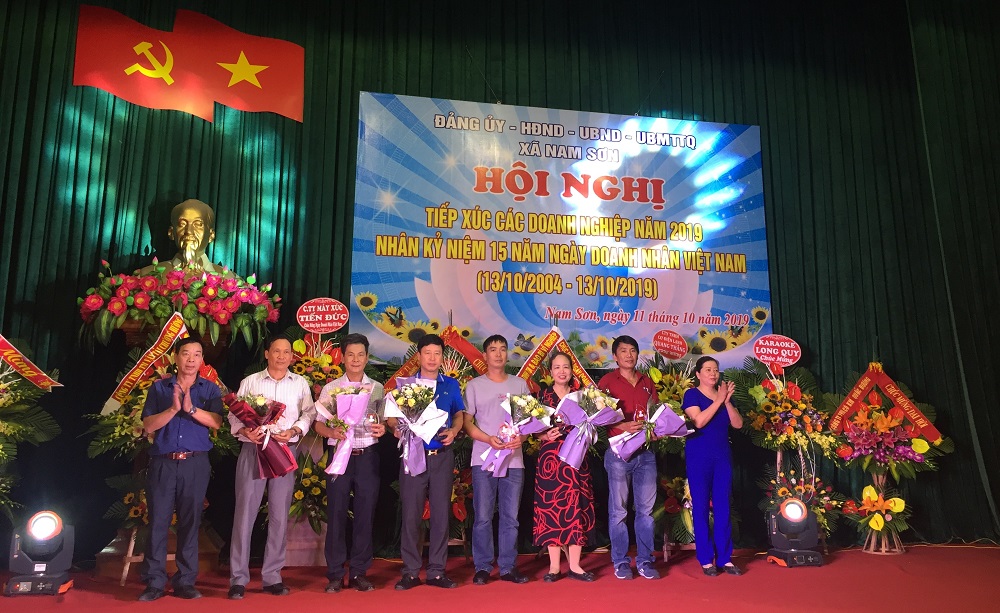 Lãnh đạo xã Nam Sơn, An Dương tặng hoa, quà chúc mừng các doanh nghiệp tiêu biểu 