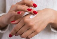 Cách hạn chế da khô, nứt nẻ trong mùa hanh