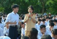 Báo động tình trạng nguy hiểm khi học sinh đi xe máy 50cc