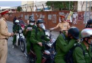 Phát hơn 500 tờ rơi tuyên truyền an toàn giao thông đường sắt