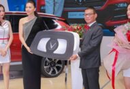VinFast bàn giao xe Lux SA2.0 giá 1,7 tỷ đồng cho đại sứ thương hiệu Ngô Thanh Vân