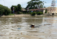 Hai thanh niên dùng thuyền nan đi chơi sông suýt bị đuối nước