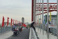 Người dân vô tư dừng xe, chụp ảnh trên cầu Hoàng Văn Thụ hơn 2.000 tỉ