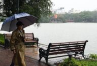 Cuối tuần, miền Bắc mưa nắng thất thường, miền Trung mưa rất lớn