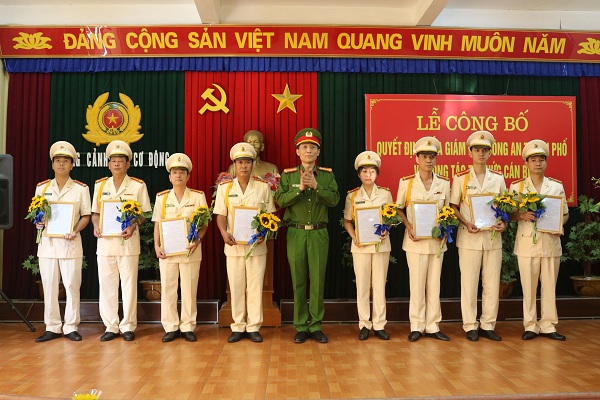 Đại tá Phạm Viết Dũng – Phó Giám đốc CATP trao quyết định, tặng hoa cho các đồng chí chỉ huy trực thuộc Phòng PK02