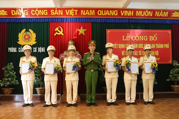 Đại tá Phạm Viết Dũng – Phó Giám đốc CATP trao quyết định, tặng hoa cho các đồng chí chỉ huy trực thuộc Phòng PK02