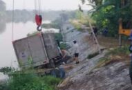 Xác định danh tính người đàn ông bị xe tải lao xuống sông đâm tử vong