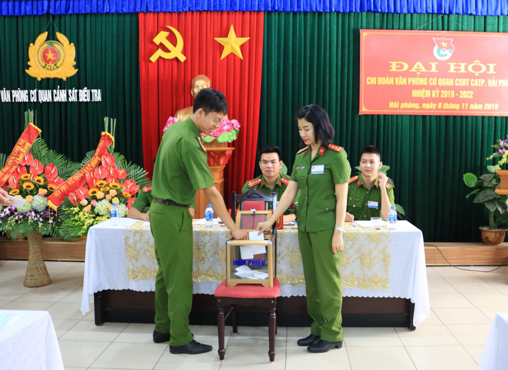 Các đoàn viên chi đoàn PC01 – CATP bỏ phiếu bầu BCH nhiệm kỳ 2019-2022