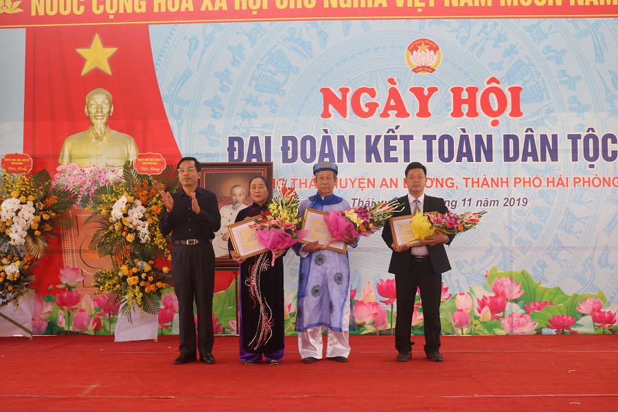 Đồng chí Cao Xuân Liên- Trưởng Ban Dân vận Thành ủy, Chủ tịch Ủy ban MTTQ Việt Nam thành phố tặng bằng khen cho các tập thể, cá nhân Đồng chí Cao Xuân Liên- Trưởng Ban Dân vận Thành ủy, Chủ tịch Ủy ban MTTQ Việt Nam thành phố tặng bằng khen cho các tập thể, cá nhân